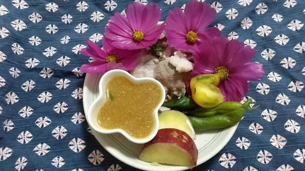 夕食にコスモスの花をトッピング コスモス,夕食,献立の写真素材