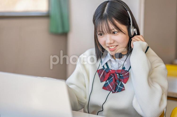 ヘッドフォンと笑顔の女性 笑顔,女子学生,制服の写真素材