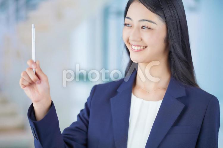 ペンを持っているビジネスウーマン 女性,ビジネスウーマン,会社員の写真素材