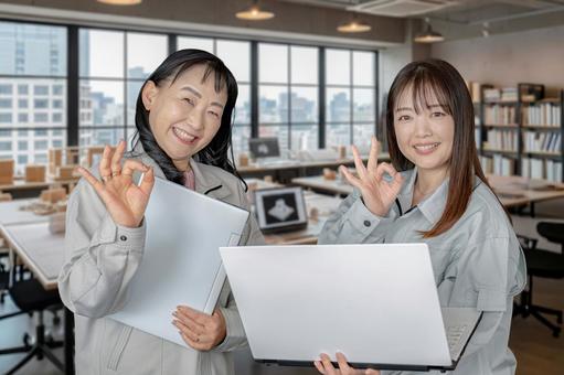 OKサインを出す作業員女性 女性,作業服,作業員の写真素材