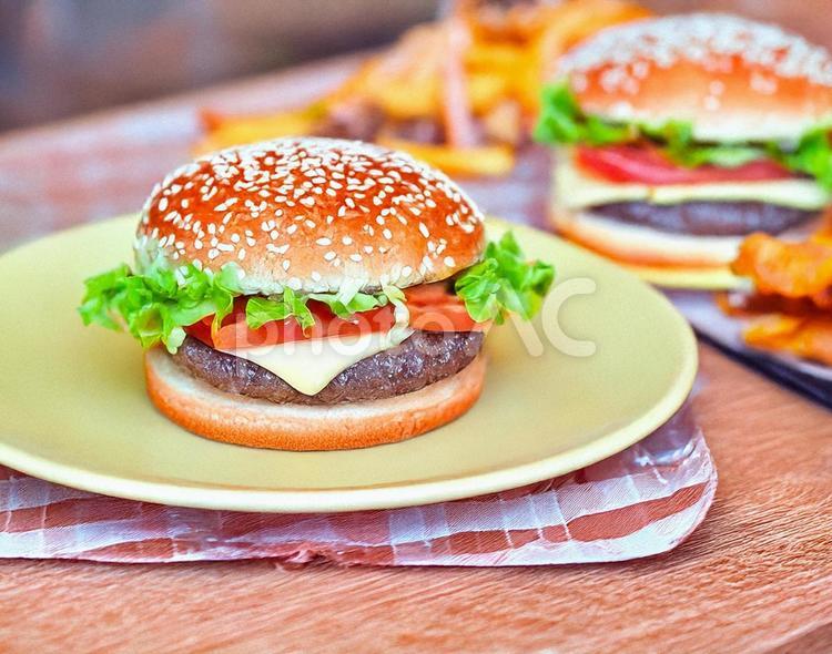 ハンバーガーとフライドポテト ハンバーガー,ポテト,フライドポテトの写真素材
