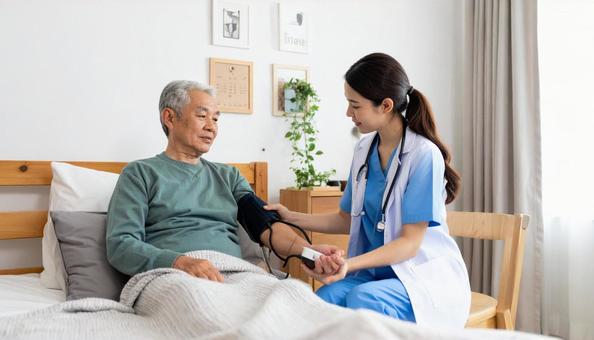 訪問看護で患者の血圧を測定する看護師 訪問看護で患者の血圧を測定する看護師の写真