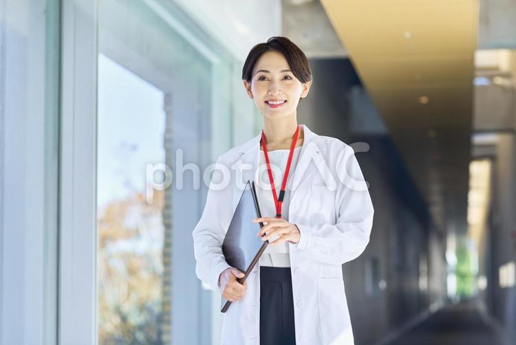 カルテを持つ白衣の女性　女性医師　研究 医療,医師,医者の写真素材