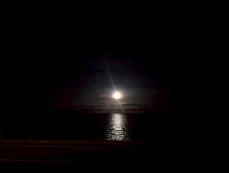 伊平屋島の夜、月と海 月,月光,満月の写真素材