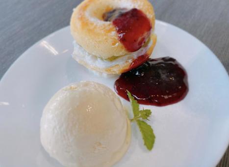 ケーキとアイス アイス,アイスクリーム,ケーキの写真素材