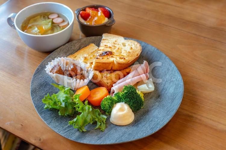 トーストと彩り豊かな洋朝食プレート 朝食,洋食,食卓の写真素材