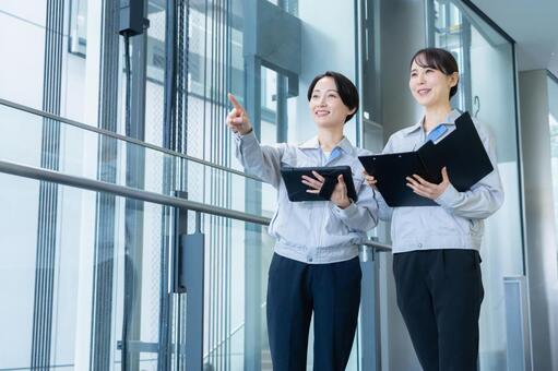 ビルメンテナンスする女性エンジニア 不動産,エンジニア,メンテナンスの写真素材