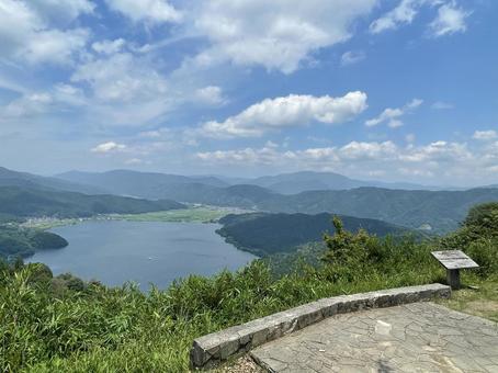 賤ヶ岳山頂から余呉湖を眺望 賤ヶ岳山頂から余呉湖を眺望の写真