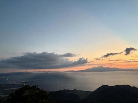 山から眺める海と雲、夕暮れの幻想的な風景 山から眺める海と雲、夕暮れの幻想的な風景の写真