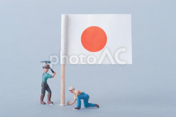 日本国旗とミニチュアの人たち イメージ,インフラ,サポートの写真素材