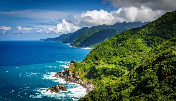 波が打ち寄せる岸壁 波が打ち寄せる岸壁の写真