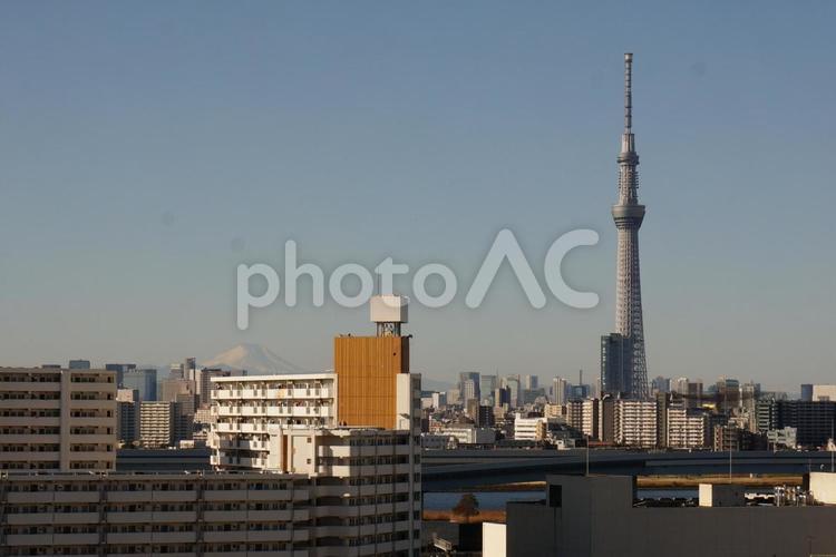 東京スカイツリーと富士山の写真です。 都市,建築,スカイラインの写真素材