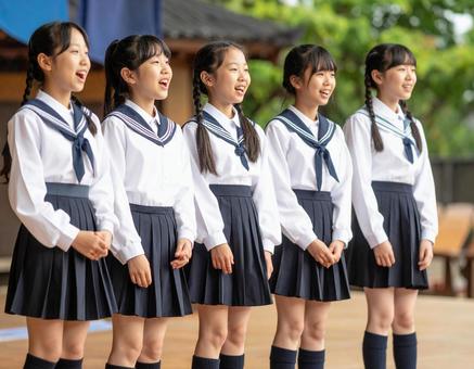 合唱をする生徒達 合唱をする生徒達の写真