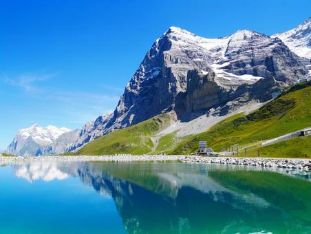 スイスの湖に映る山々 スイス,ユングフラウヨッホ,ヨーロッパの写真素材