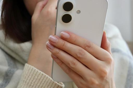 スマホを見て驚く女性 驚く,不安,動揺の写真素材