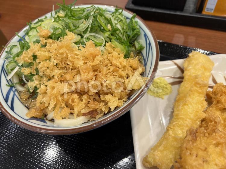 ネギと天かすたっぷりなうどん うどん,葱,ねぎの写真素材