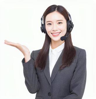 親切なコールセンターの女性スタッフ 親切なコールセンターの女性スタッフの写真