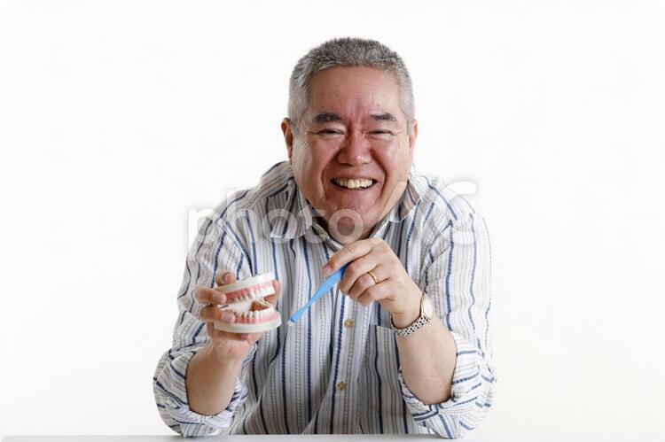 シニア男性と虫歯 高齢者,男性,日本人の写真素材