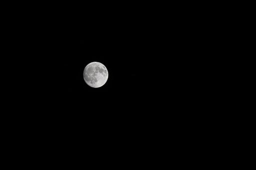 夜空に浮かぶ月 夜空に浮かぶ月 月,満月,満ち欠けの写真素材
