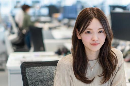 デスクワークするビジネスウーマン-21 デスクワークするビジネスウーマン-21の写真