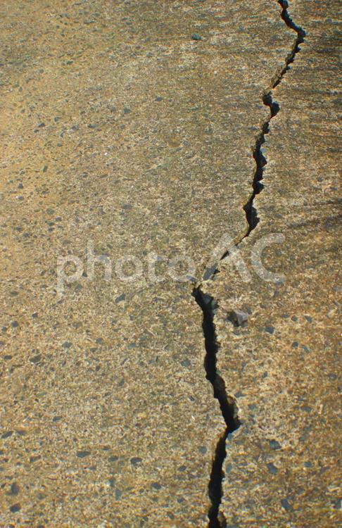 ひび割れたアスファルト アスファルト,ひび割れる,道路の写真素材