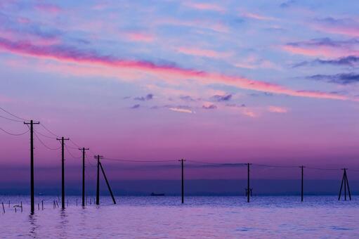 マジックアワー 海中電柱,夕陽,日没の写真素材