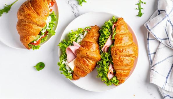 サラダハムとチーズのクロワッサンサンドの写真