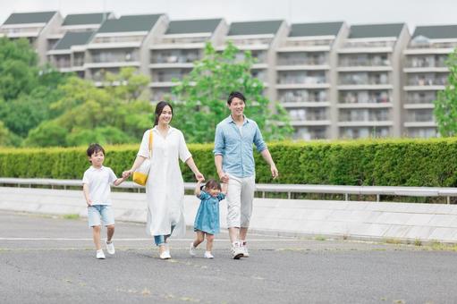 手を繋いで屋外を散歩する親子 手を繋いで屋外を散歩する親子 人物,家族,女性の写真素材