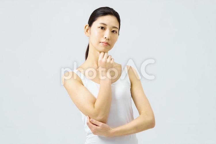 手を顔に添える女性　悩み　スキンケア ビューティー,スキンケア,フェイシャルケアの写真素材