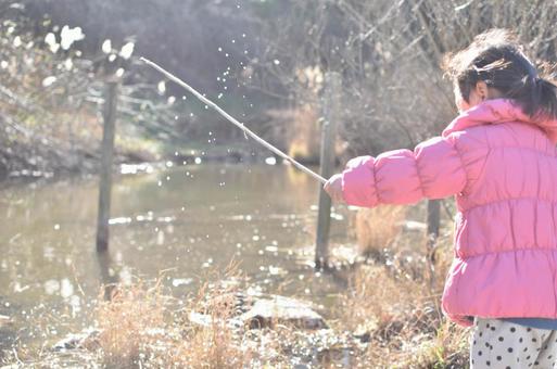 冬の野外で遊ぶ子供 冬の野外で遊ぶ子供 屋外,外遊び,女の子の写真素材