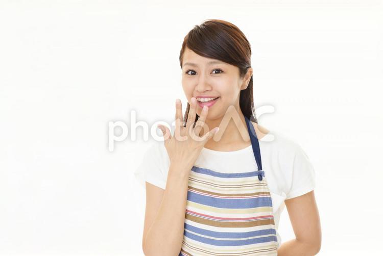 エプロンを着た笑顔の女性 女性,女,主婦の写真素材