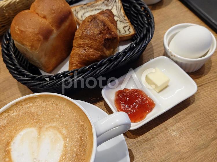 朝の時間　コーヒーとパン コーヒー,パン,朝ごはんの写真素材