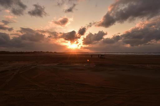 砂浜と夕陽 砂浜,夕陽,海岸線の写真素材
