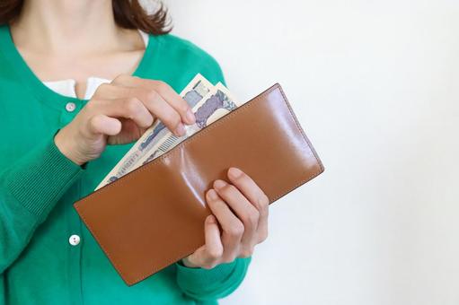 財布からお金を出す女性　家計 財布,お金,女性の写真素材