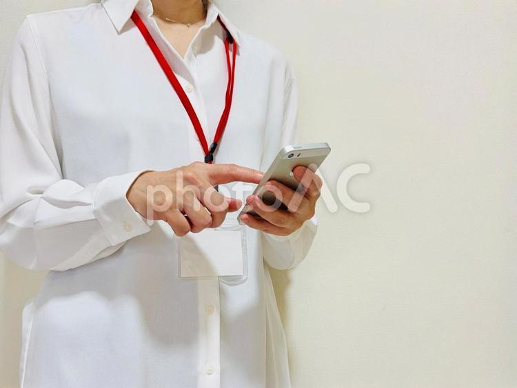 仕事のメールを送る女性 スマホ,操作,女性の写真素材