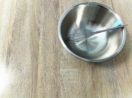 泡立て器を入れたステンレスボウルの写真 泡立て器を入れたステンレスボウルの写真の写真