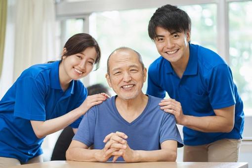 Elderly people with smiles and caregivers who support them, nurses, female, male, JPG