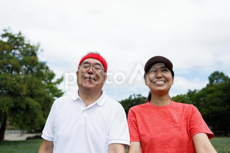 シニア男性と笑顔の女性 男性,女性,スポーツの写真素材