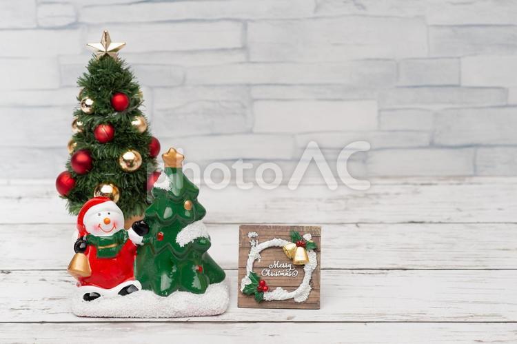 サンタクロースとクリスマスツリーの飾り クリスマス,サンタクロース,飾りつけの写真素材