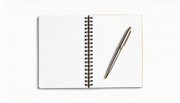 机の上のスケッチブックとペンの写真