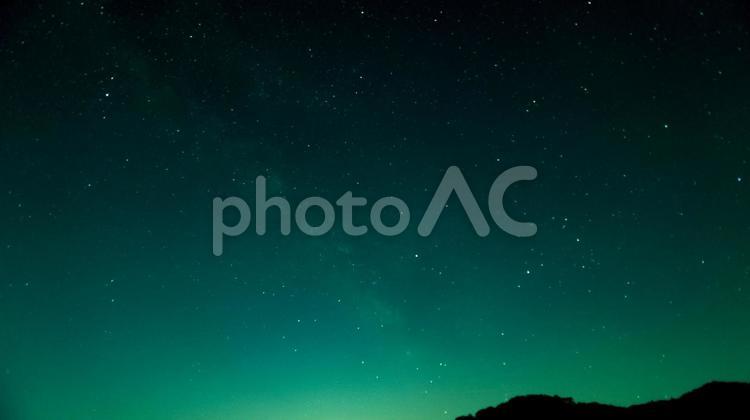 エメラルドの煌めき、天の川の囁き エメラルド,天の川,星空の写真素材