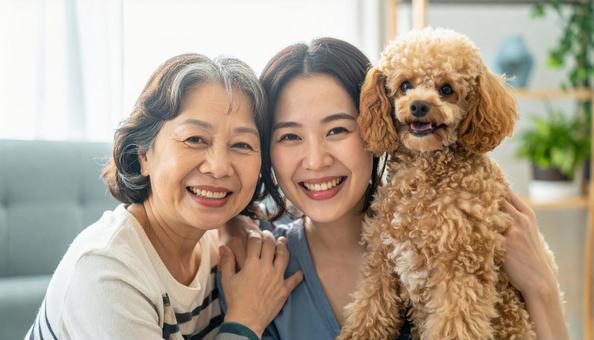愛犬と笑顔の家族の絆 愛犬と笑顔の家族の絆の写真