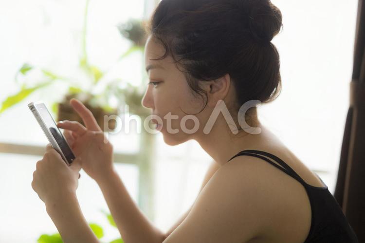 寝起きにスマををいじる女性 No 写真素材なら 写真ac 無料 フリー ダウンロードok