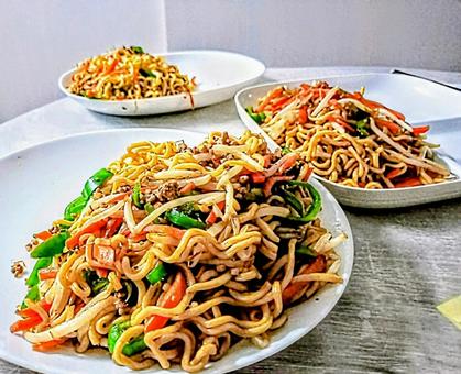 テーブルの上の焼きそば三食 食事 テーブルの上の焼きそば三食 食事 焼きそば,麺類,炭水化物の写真素材