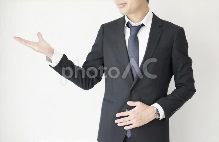 ビジネス　案内する男性イメージ 案内,接客,ビジネスの写真素材