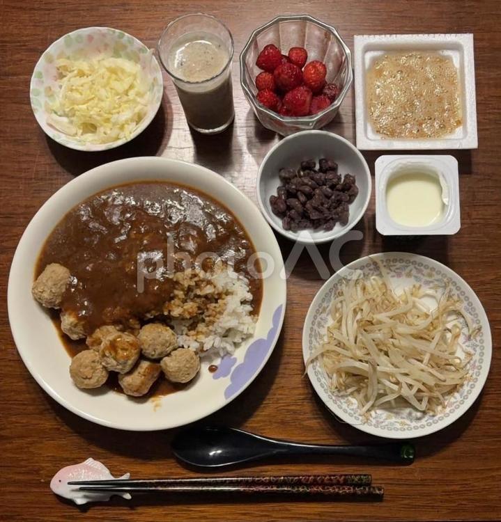 ご飯にレトルトカレーと肉団子などの夕食 夕食,あきたこまち,ご飯の写真素材