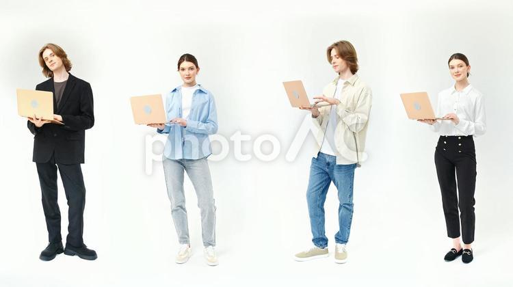 パソコンを持ち立っている男女 男女,ノートパソコン,持つの写真素材