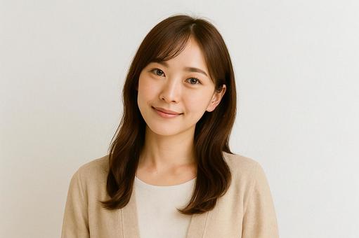 首をかしげる女性笑顔素材す 首をかしげる女性笑顔素材すの写真