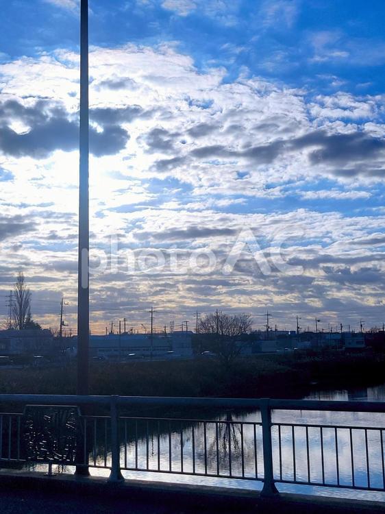 青空と白い雲の風景 自然,天気,晴れの写真素材