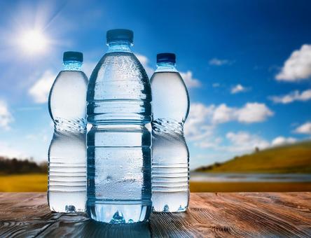 夏の日差しとペットボトルの水 夏の日差しとペットボトルの水の写真